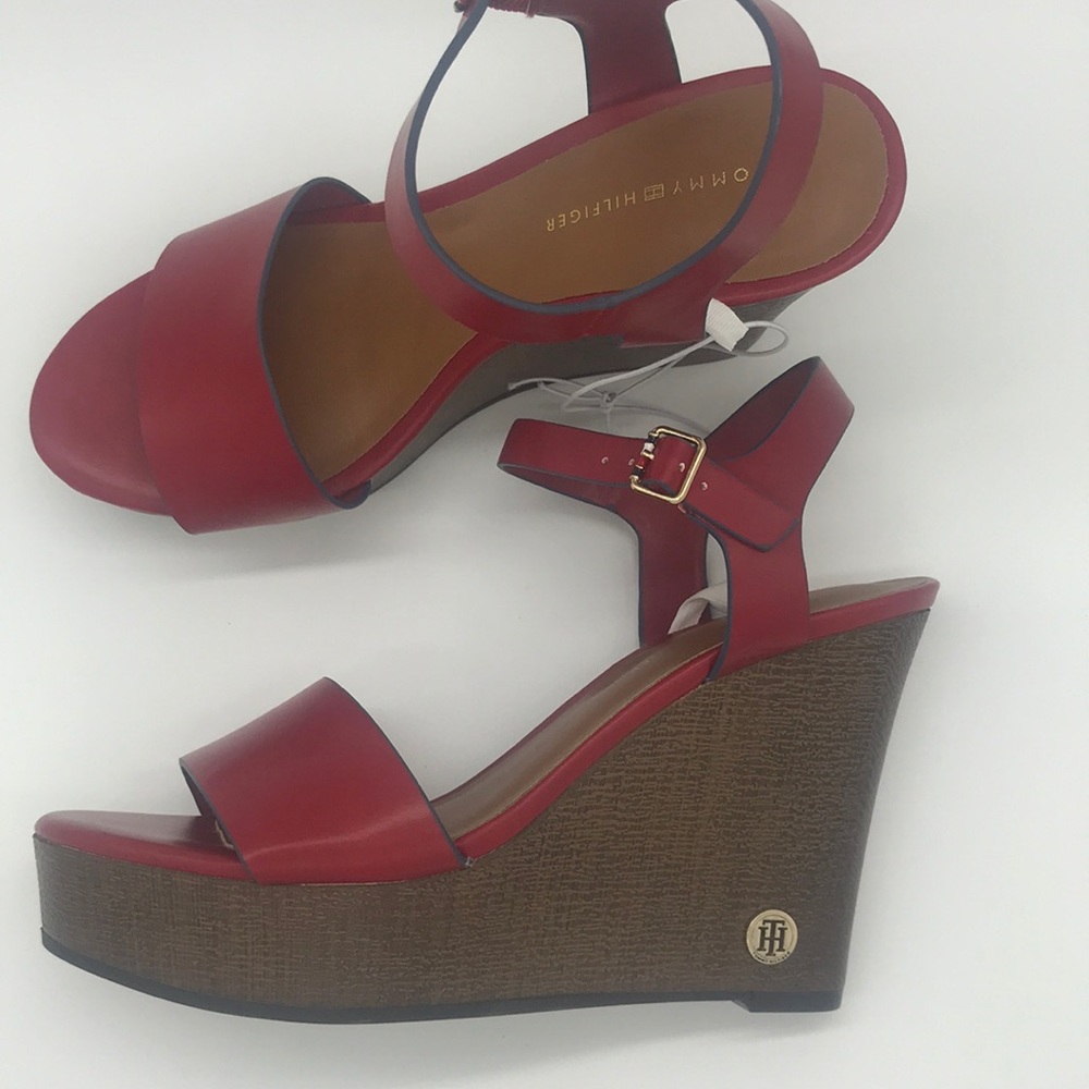 NWT! TOMMY HILFIGER - Red Platform - Size 6